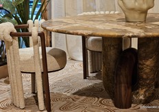 Naast de tafel, zijn ook de stoelen en het vloerkleed nieuw van Evolution 21